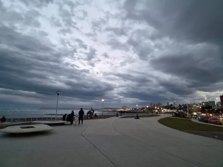 Cielo cubierto y lloviznas en Comodoro Rivadavia, con temperatura de 8,8 °C y sensación térmica de 7,7 °C