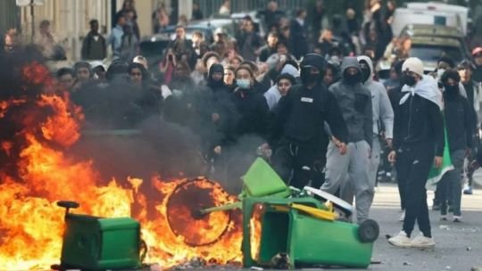 Estudiantes secundarios protestan en las calles de París con carteles y banderas