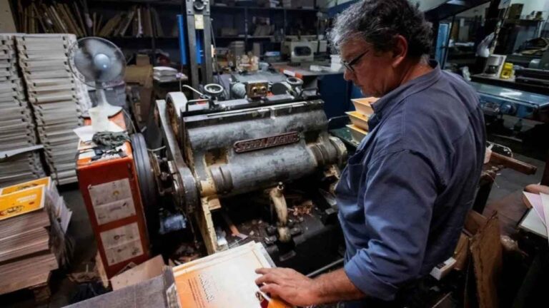 Gerentes comerciales de pymes analizando informes de ventas y producción