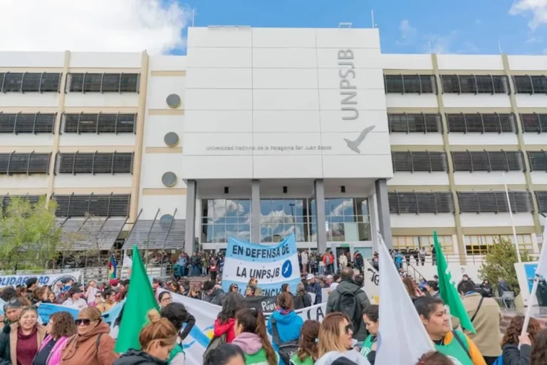 Movilización universitaria en Comodoro Rivadavia con docentes, estudiantes y vecinos