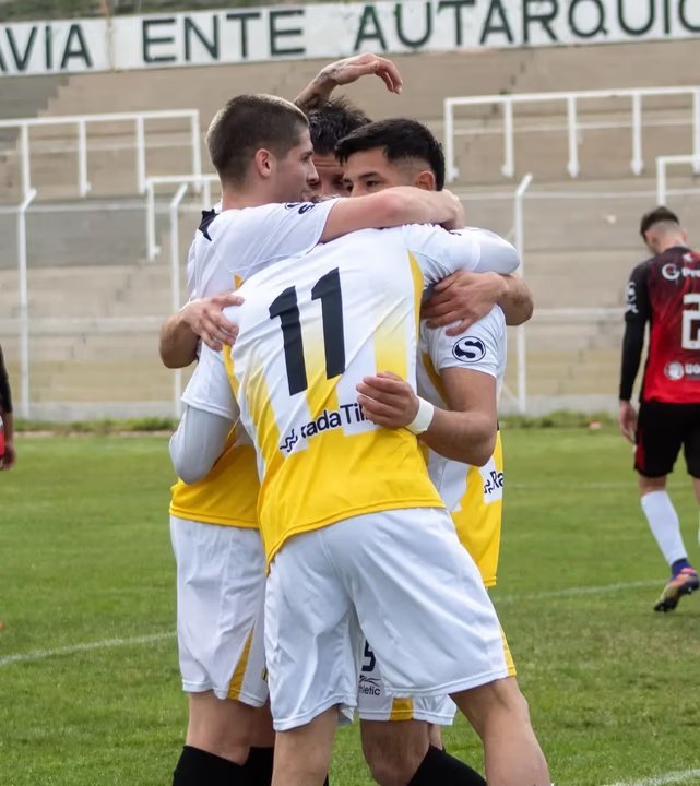 Jugadores de Rada Tilly disputando un partido del Torneo Regional