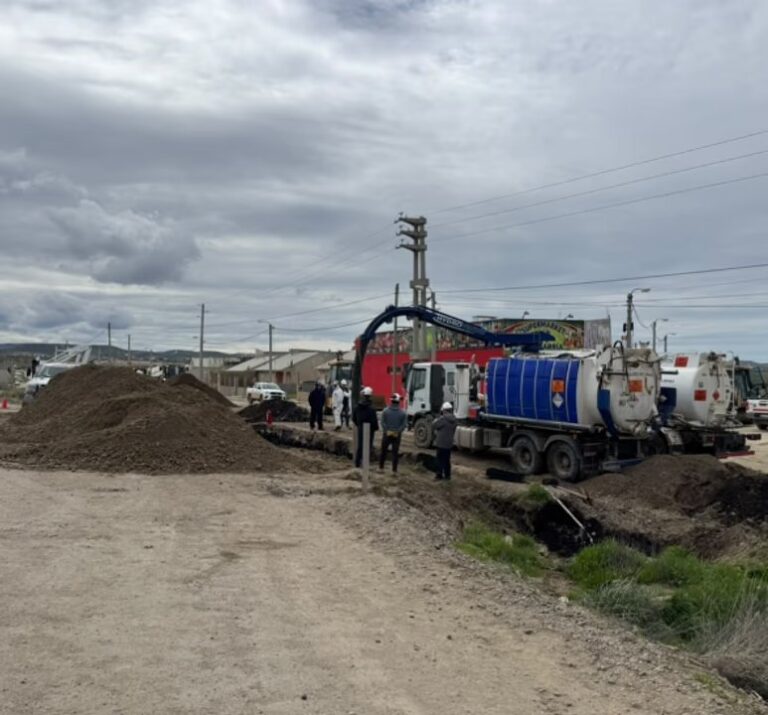 Trabajos de reparación del oleoducto en la zona de Kilómetro 14, Comodoro Rivadavia