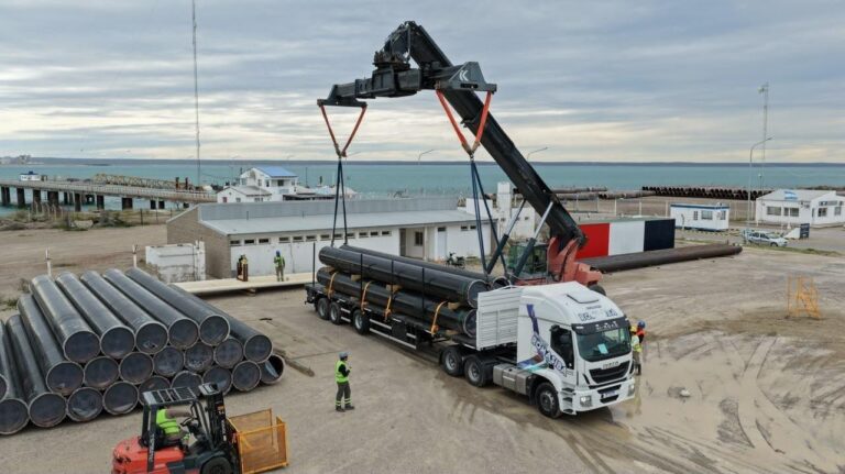 Camiones de la Cooperativa RioQuen transportando caños de 36 pulgadas desde el Puerto de San Antonio Este hacia la traza del gasoducto