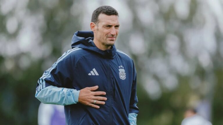 Lionel Scaloni y Walter Samuel en el banco de suplentes de la Selección Argentina