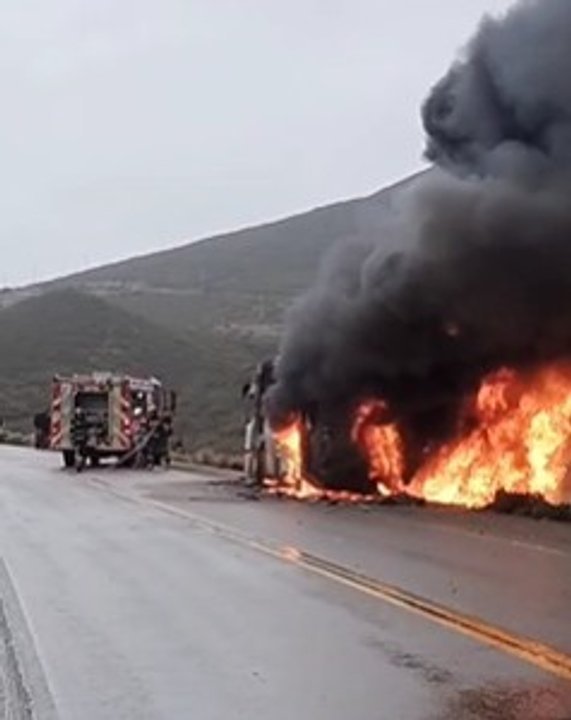 Colectivo de Petrosar incendiado en la Ruta 26, a la altura de El Trébol