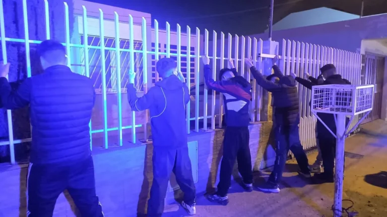 Revólver y cuchillo secuestrados por la policía en el barrio Pueyrredón
