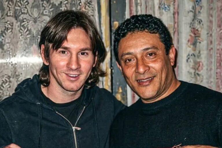 Sergio Torres cantando en el escenario durante la despedida de Lionel Messi