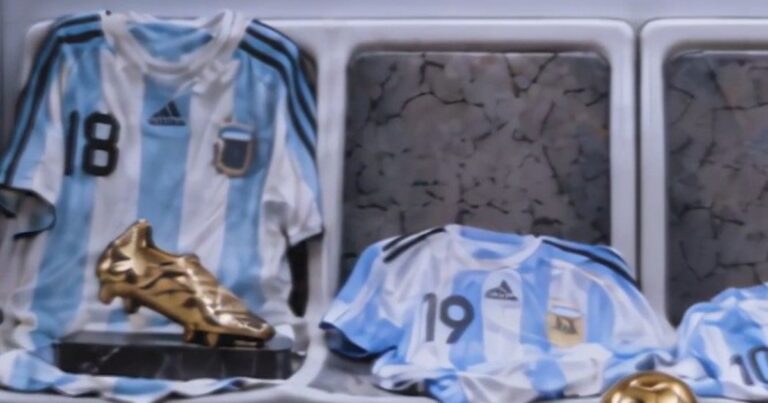 Formación de la Línea D del Subte de Buenos Aires con cartelería alusiva a la despedida de Lionel Messi