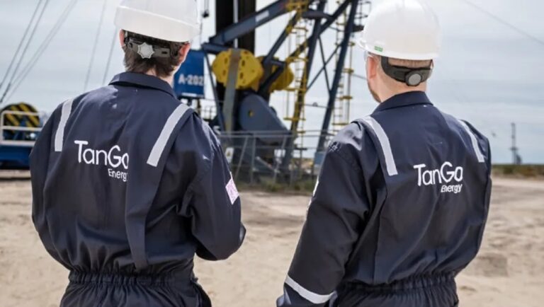 Equipo de perforación de TanGo Energy en el bloque Charco del Palenque, Río Negro