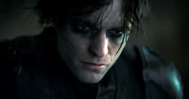 Robert Pattinson caracterizado como Batman en la película The Batman