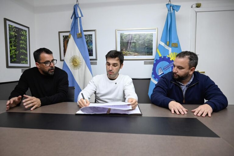 Gobernador Ignacio Torres durante el anuncio de viviendas en Esquel
