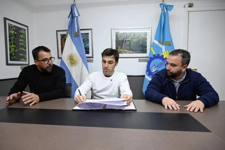 Gobernador Ignacio Torres durante el anuncio de inversión para viviendas en Esquel