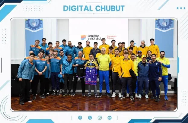 El gobernador Ignacio Torres junto a los planteles de Boca Juniors y Waiwen Vóley Club en Trelew