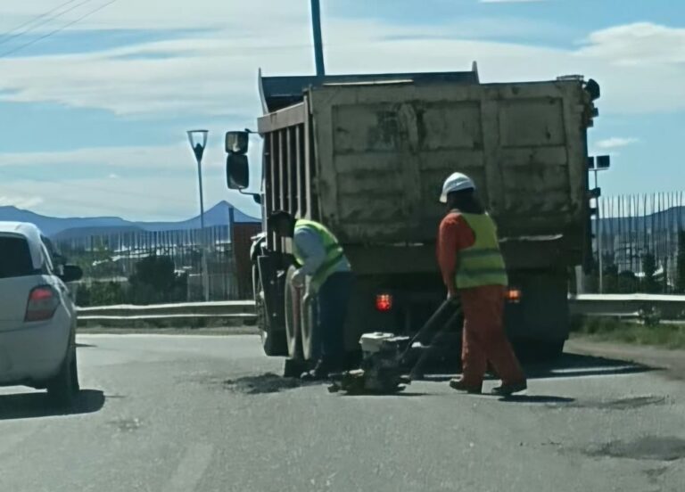 Cuadrilla realizando trabajos de bacheo sobre la Ruta Nacional 3 en Comodoro Rivadavia