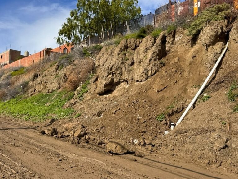 Viviendas en la zona alta del barrio Cerro Solo, en Comodoro Rivadavia, afectadas por desprendimientos de rocas