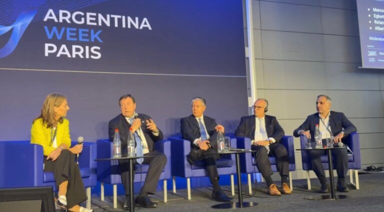 Alberto Weretilneck, gobernador de Río Negro, durante su exposición en la Argentina Week en París