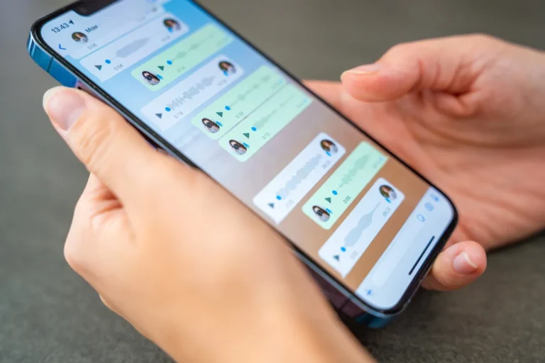 Pantalla de WhatsApp mostrando la opción de transcripción de mensajes de voz