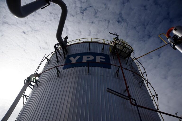Planta de tratamiento de crudo de YPF en el yacimiento La Angostura Sur, Vaca Muerta